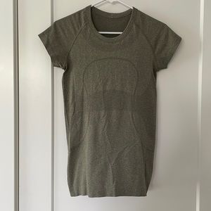 Lululemon Women’s Green tshirt